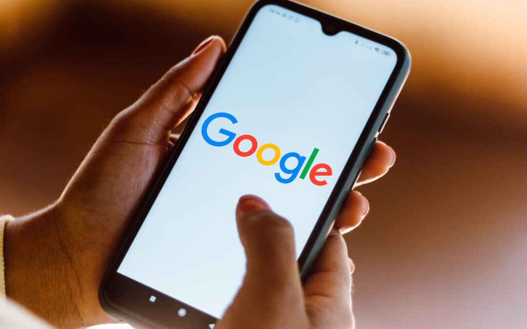 Tela de smartphone com uma página do Google, representando a importância do rankeamento no Google para as vendas de uma empresa