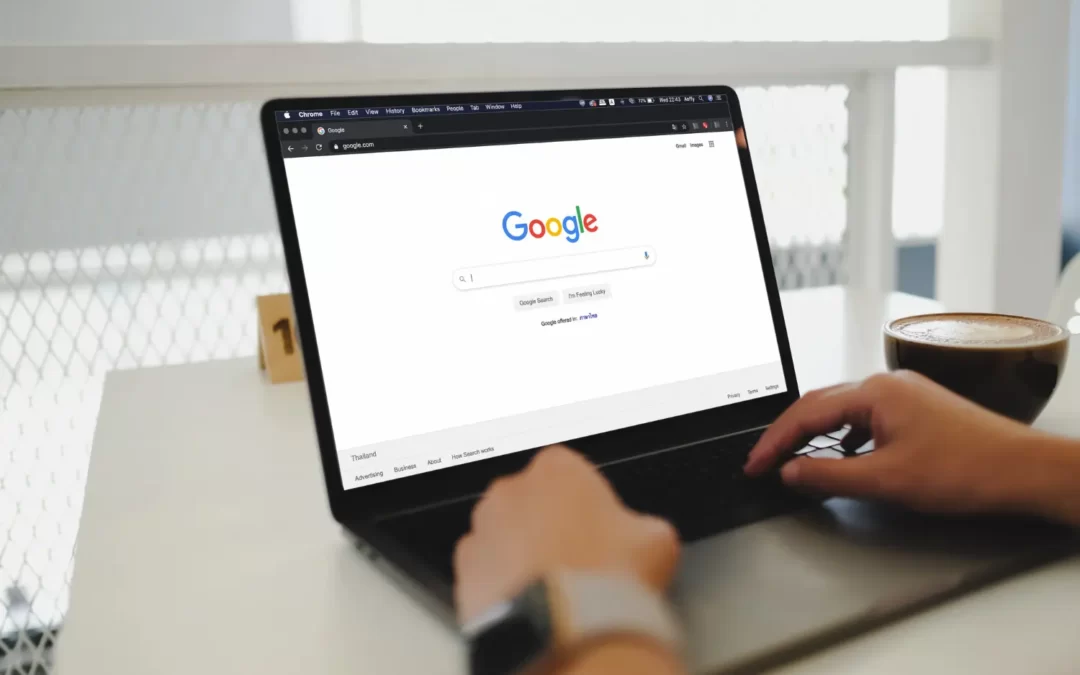 Tela de notebook mostrando a página de pesquisas do Google para representar como colocar seu negócio no Google My Business.