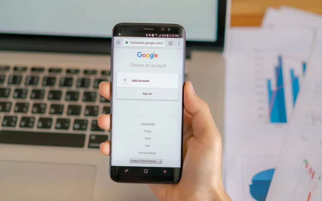 Mão segurando celular e mostrando a página de login do Google na tela, para representar o artigo sobre como fazer minha empresa aparecer no Google.