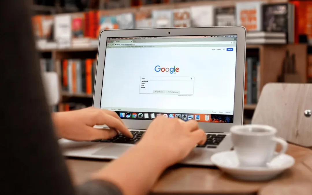 Pessoa usando notebook com página de pesquisa do Google na tela para retratar o SEO Google.