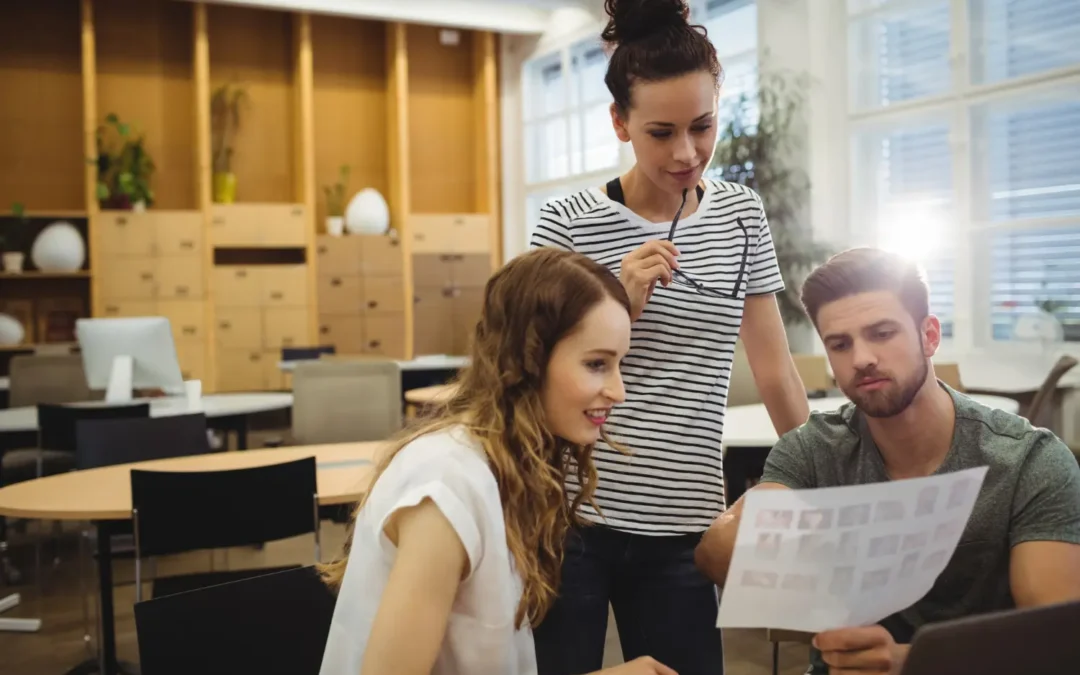 Equipe trabalhando em uma agência de marketing digital em São Paulo